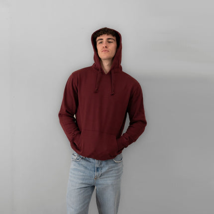 felpa con cappuccio bordò indossata davanti