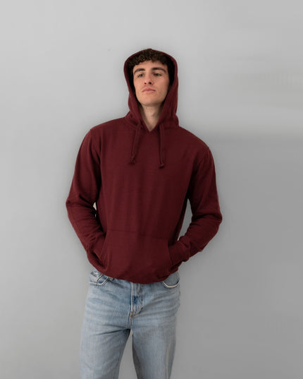 felpa con cappuccio bordò indossata davanti