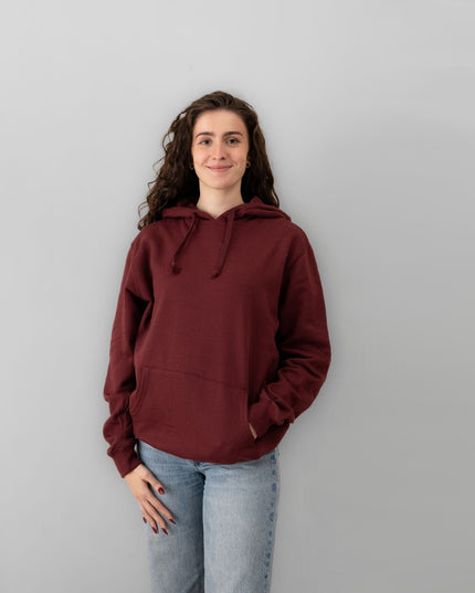 felpa con cappuccio bordò indossata davanti donna