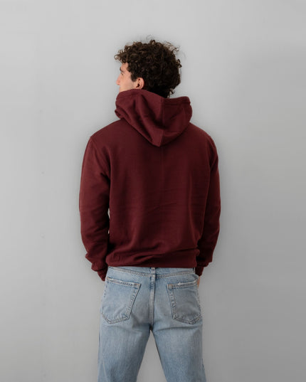 felpa con cappuccio bordò indossata dietro