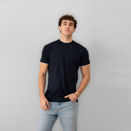maglietta bicolore uomo navy indossata