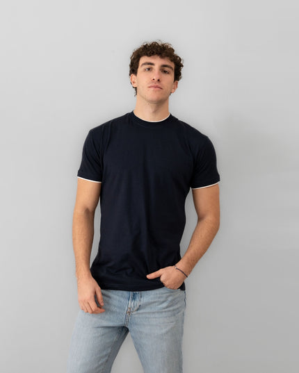 maglietta bicolore uomo navy indossata