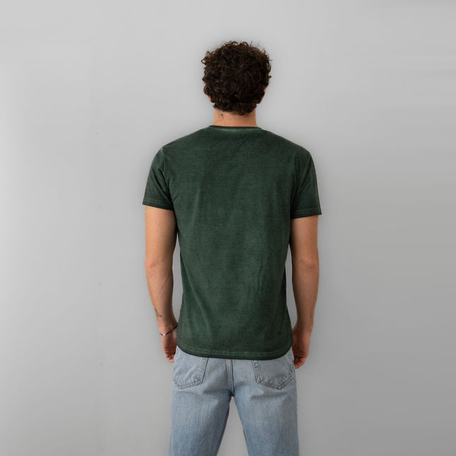 maglietta stonewash verde bottiglia indossata dietro