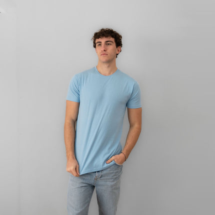 maglietta uomo cotone azzurro chiaro indossata