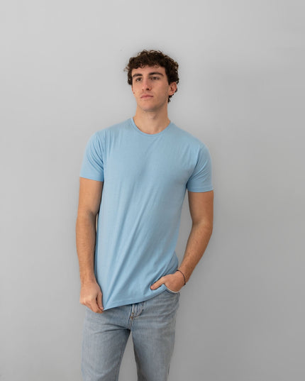 maglietta uomo cotone azzurro chiaro indossata